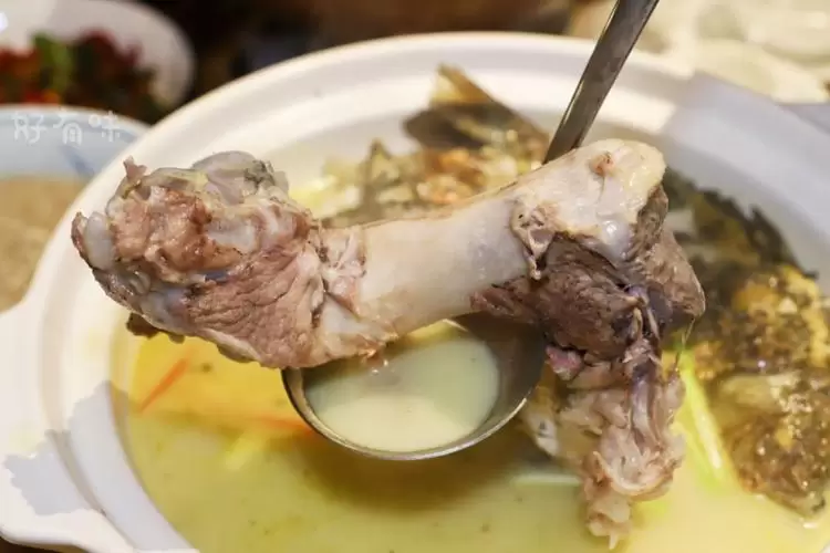 会理夜市的筒子骨煲汤:味蕾的盛宴插图 会理夜市的筒子骨煲汤:味蕾的盛宴插图