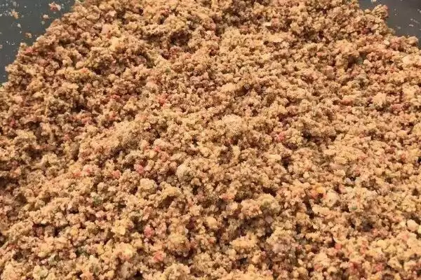 垂钓大河里面的鲤鱼怎么搭配饵料(大河钓鲤鱼饵料如何搭配呢)插图1