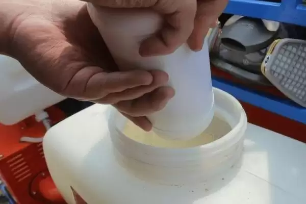 甲维虫螨腈一瓶可以兑多少水 ，甲维虫螨腈兑水量咋根据药剂规格定？插图1