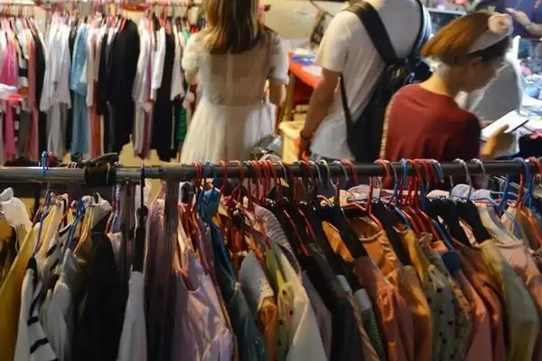 赚钱摆地摊项目揭秘，玩具、服装等热门项目解读插图4