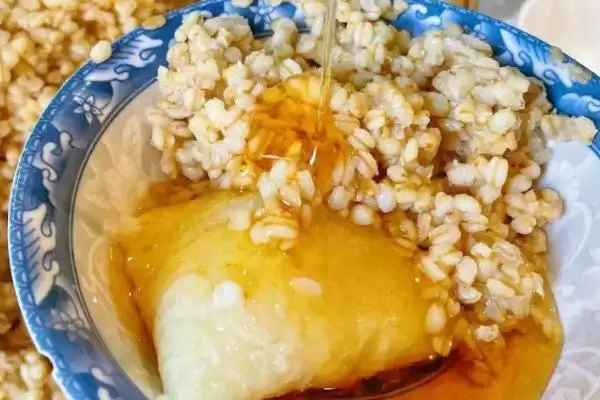 适合钓鳙鱼的饵料，臭味饵料引诱效果更好的原因插图1