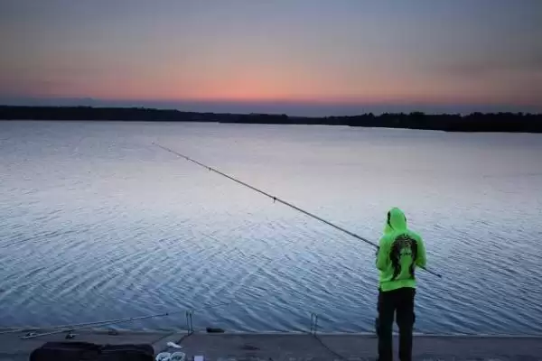 黑漂的含义相关情况介绍(黑漂是什么意思，指浮漂全部被鱼拉入水中)？插图3