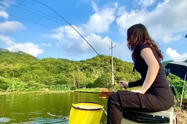 春季传统钓鲫鱼技巧、选钓点方法(春季传统钓鲫鱼的技巧，要根据时节选钓点)？插图1