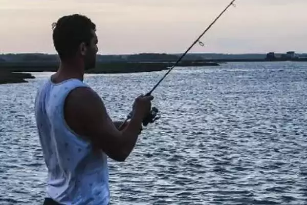 翘嘴红鲌简介(翘嘴红鲌是中上层大型淡水经济鱼类)？插图2