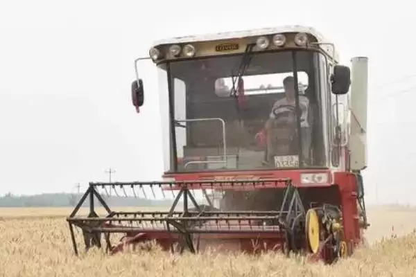 小麦收割机使用后保管方法及十点注意(小麦收割机用后咋保管及注意点)？插图1