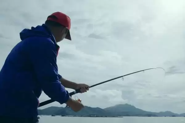 冬季钓鱼的鱼竿长度,冬季钓鱼用多长的竿受哪些因素影响插图2