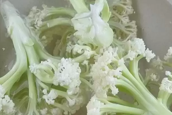 花菜清洗方法牙刷刷后盐水泡好吗,花菜怎样清洗，牙刷流水刷再泡盐水？插图1