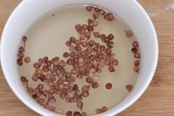 花椒水灭虫否真能除虫杀菌有效,花椒水能不能灭杀花盆中的害虫,效果如何?插图2 花椒水灭虫否真能除虫杀菌有效,花椒水能不能灭杀花盆中的害虫,效果如何?插图2