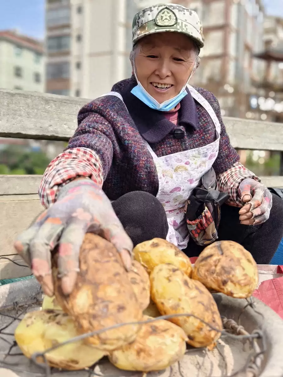 炭火微光映会东：情人桥头烤洋芋摊 焙出人间烟火与生存史诗-会东网