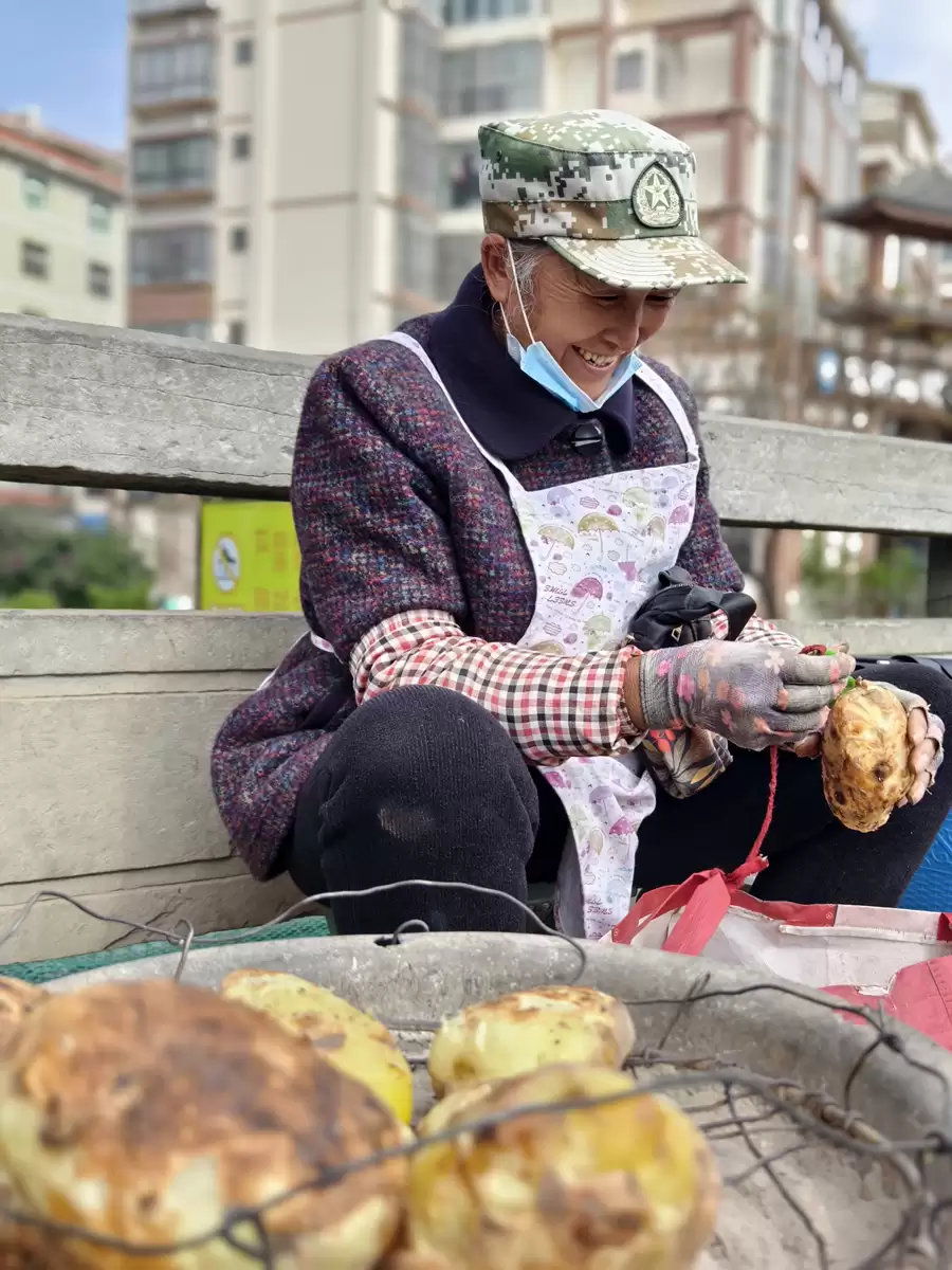 炭火微光映会东：情人桥头烤洋芋摊 焙出人间烟火与生存史诗插图1