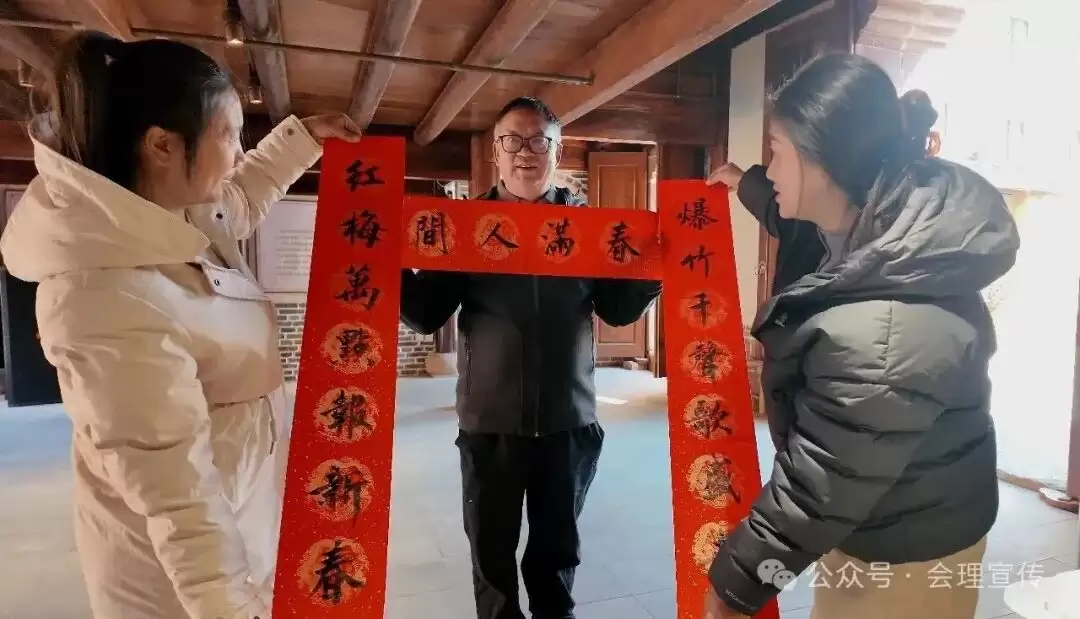 会理古城腊月就春意浓浓,手写春联、花香、腊味、年货市集如何交织出独特年味?-会东网