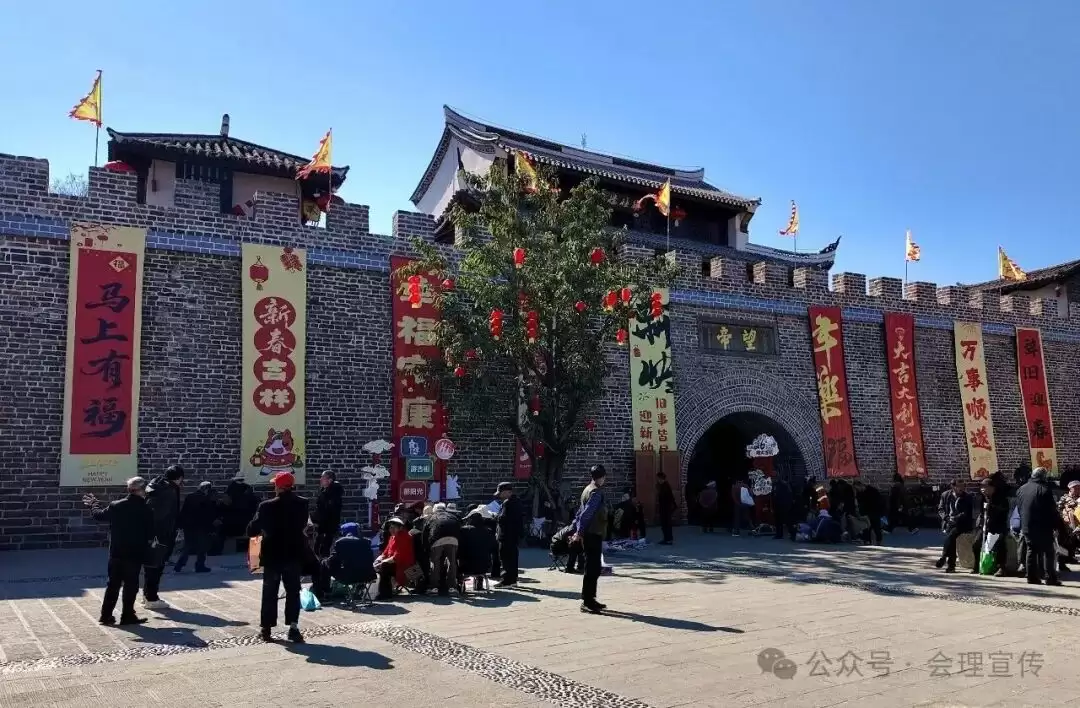 会理古城腊月就春意浓浓，手写春联、花香、腊味、年货市集如何交织出独特年味？插图1