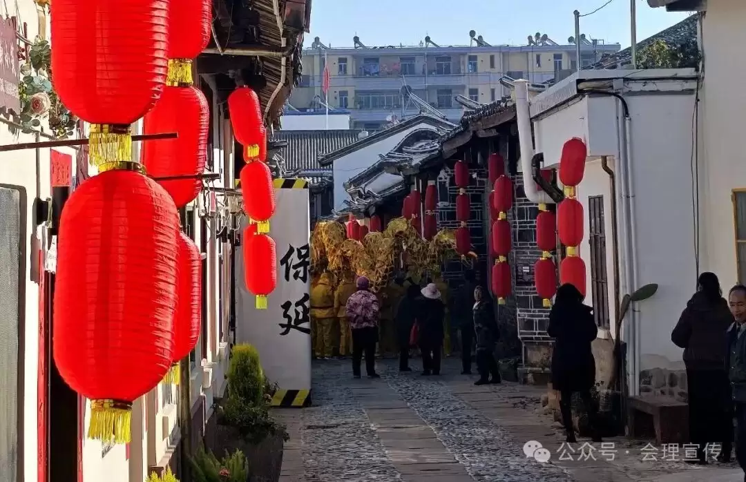 会理古城腊月就春意浓浓，手写春联、花香、腊味、年货市集如何交织出独特年味？插图7