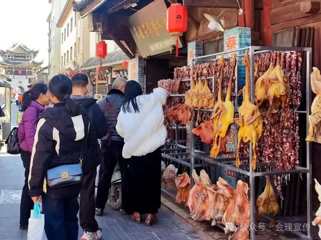 会理古城腊月就春意浓浓，手写春联、花香、腊味、年货市集如何交织出独特年味？插图5