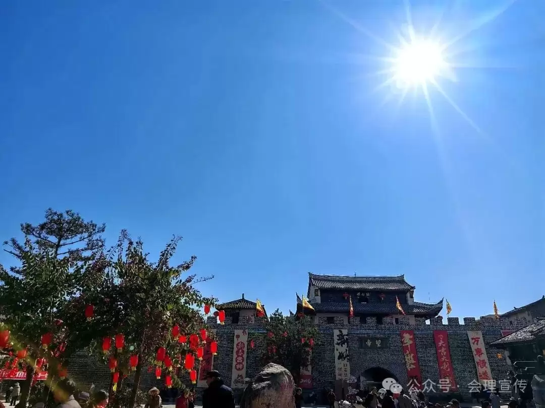 会理古城腊月就春意浓浓，手写春联、花香、腊味、年货市集如何交织出独特年味？插图9