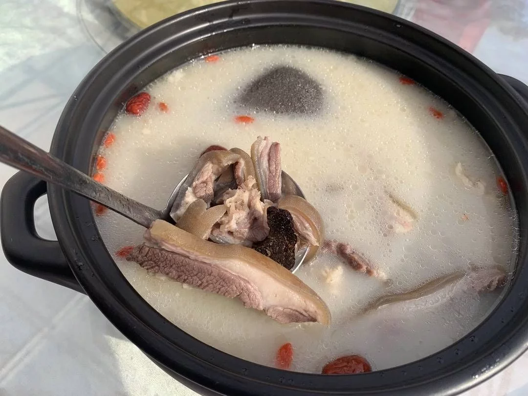 冬至，四川会东熬出来的这锅羊肉汤“黑”好喝！-会东网