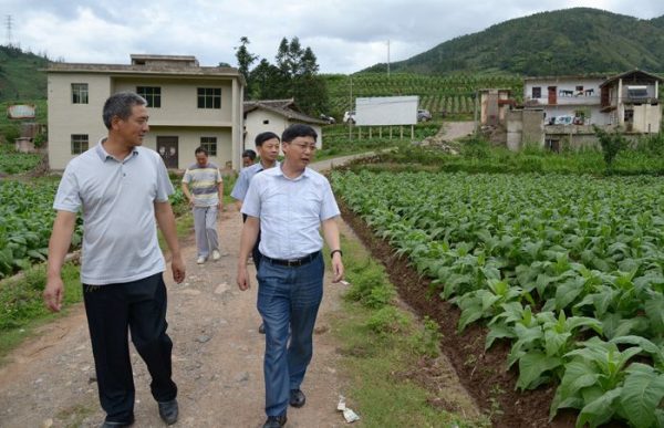 会东网新闻资讯：环江红“七.一”前夕看望慰问贫困党员-会东网