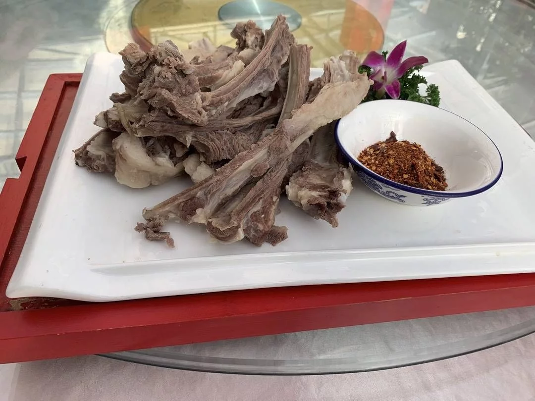 冬至，四川会东熬出来的这锅羊肉汤“黑”好喝！插图1