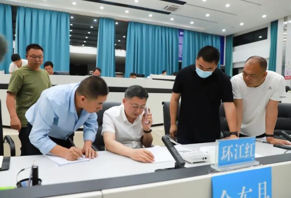 环江红以“四不两直”方式到县应急指挥中心暗访插图