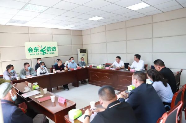 中国会东县委书记环江红到县信访局接待来访群众