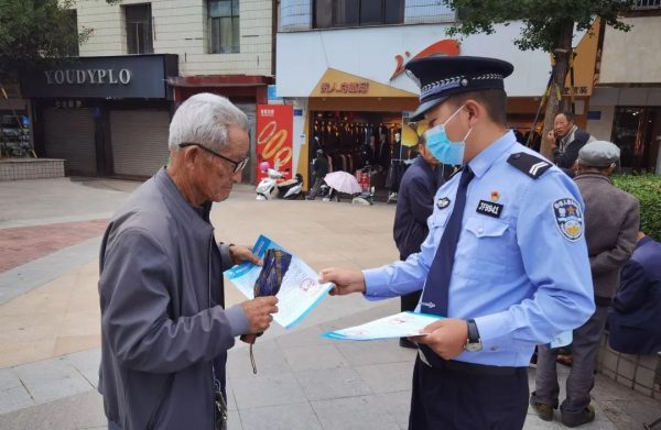 会东县为普及禁毒知识奔波街头发传单！插图