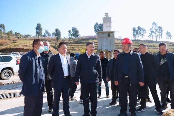 会东网报道，12月6日，会东县委书记环江红到鱼山居民点调研-会东网