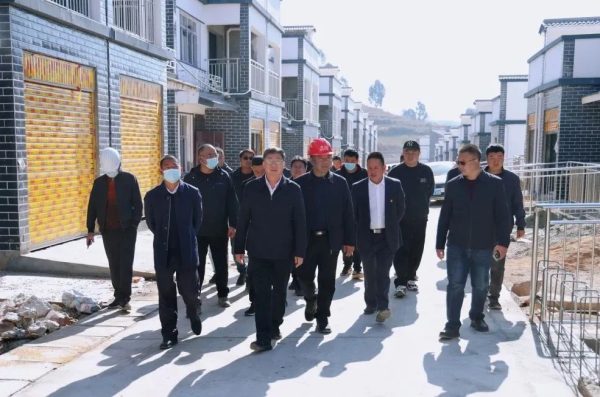 会东网报道，12月5日，会东县委书记环江红到鱼山居民点调研-会东网