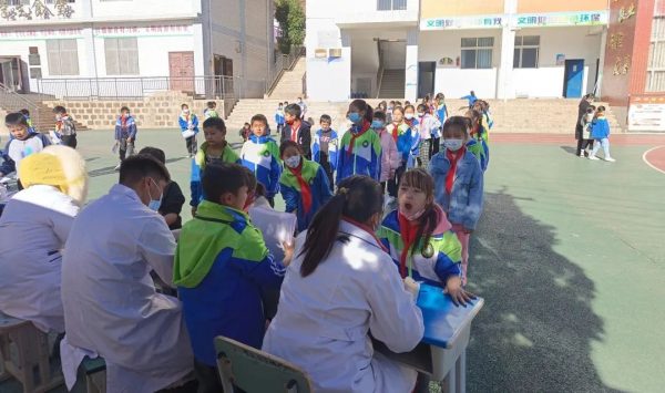 会东网报道，12月1日，会东鲹鱼河镇中心校开展学生常规体检工作-会东网