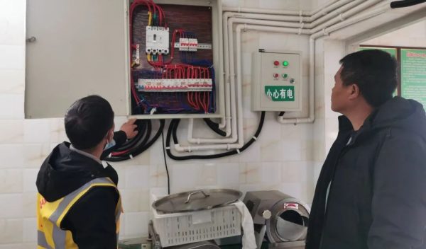 会东网报道，12月7日，会东县长宋程凡主持召开县十八届人民政府第23次常务会议插图1