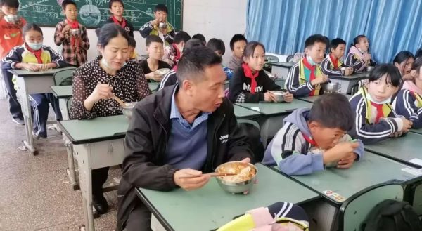 会东网报道，12月6日，姜州镇中心校邀请学生家长参与学校陪餐活动-会东网