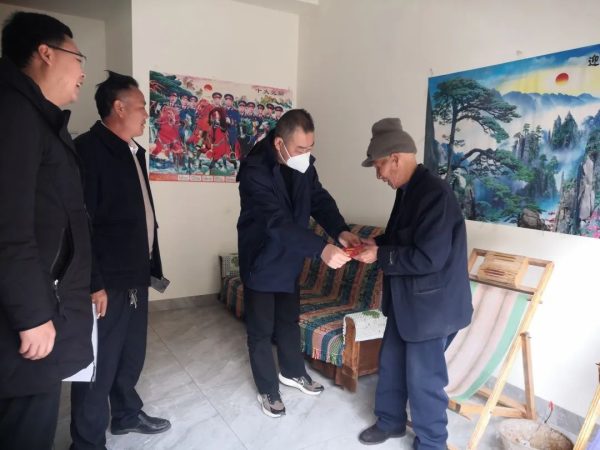 会东，1月18日，杨祥福到溜姑乡看望慰问部分移民群众插图