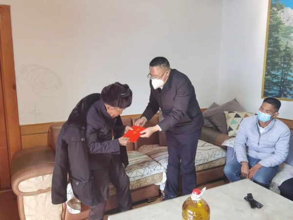 会东,1月18日,县人大常委会主任刘朝荣到淌塘镇看望慰问老党员-会东网