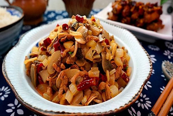 简单美味的香菇肉末炒酸菜和蒜泥蒸鱼肉制作教程-会东网