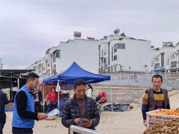 会东县大崇派出所联合索玛花志愿者开展“讲科学，反邪教”主题宣传活动插图1