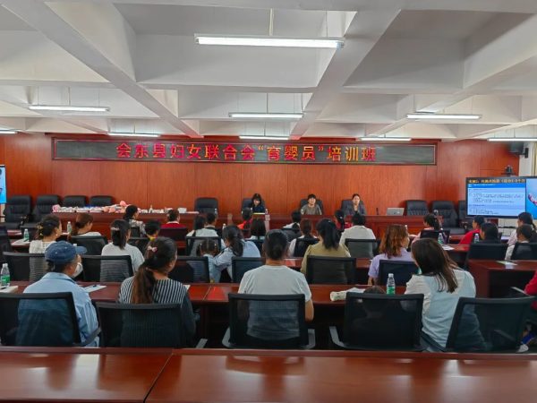 县妇联举办“家政、育婴员”服务培训班，助力妇女创业就业插图1