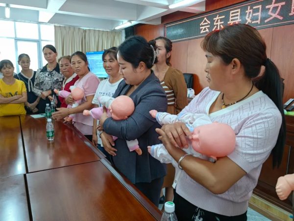 县妇联举办“家政、育婴员”服务培训班，助力妇女创业就业插图3
