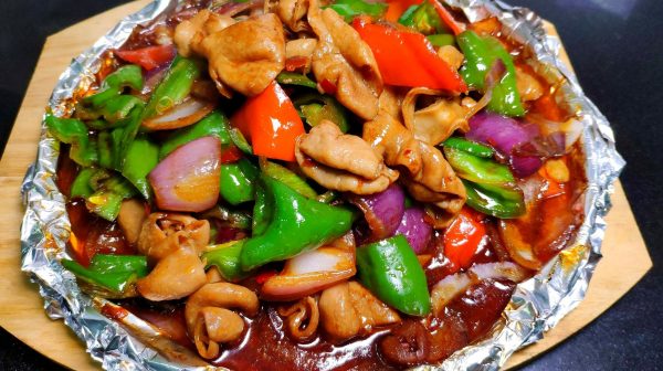 “铁板火锅肉片”、“凉拌菠菜泥”和“卤水乳鸽”的做法插图1