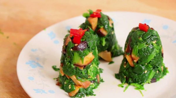 “铁板火锅肉片”、“凉拌菠菜泥”和“卤水乳鸽”的做法插图3