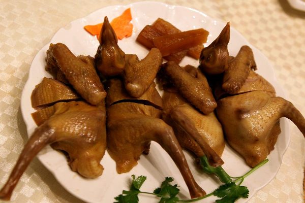 “铁板火锅肉片”、“凉拌菠菜泥”和“卤水乳鸽”的做法插图7