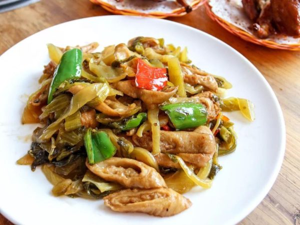 简单美味的家常菜:酸菜炒面肠和擂辣椒炒香干插图1 简单美味的家常菜:酸菜炒面肠和擂辣椒炒香干插图1