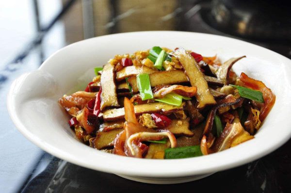 简单美味的家常菜:酸菜炒面肠和擂辣椒炒香干插图7 简单美味的家常菜:酸菜炒面肠和擂辣椒炒香干插图7