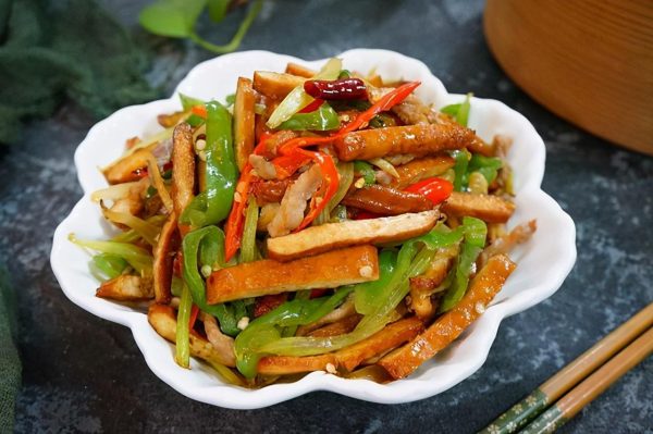 简单美味的家常菜:酸菜炒面肠和擂辣椒炒香干插图6 简单美味的家常菜:酸菜炒面肠和擂辣椒炒香干插图6