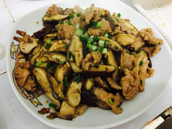 简单美味的香菇肉末炒酸菜和蒜泥蒸鱼肉制作教程插图1