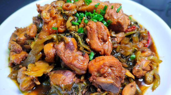 简单美味的香菇肉末炒酸菜和蒜泥蒸鱼肉制作教程插图3