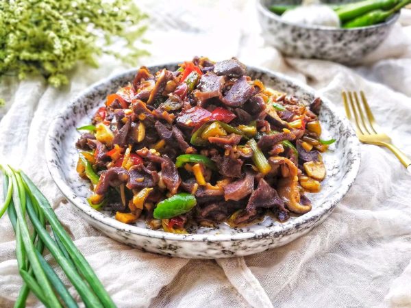 简单美味的香菇肉末炒酸菜和蒜泥蒸鱼肉制作教程插图2