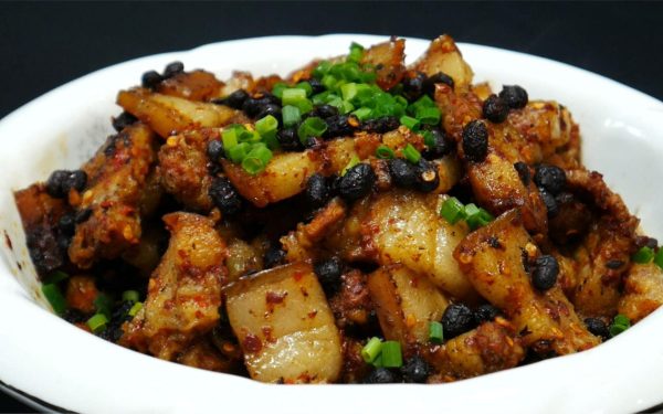 【会东网】豆豉蒸五花肉和酸菜炒猪肚条的做法插图