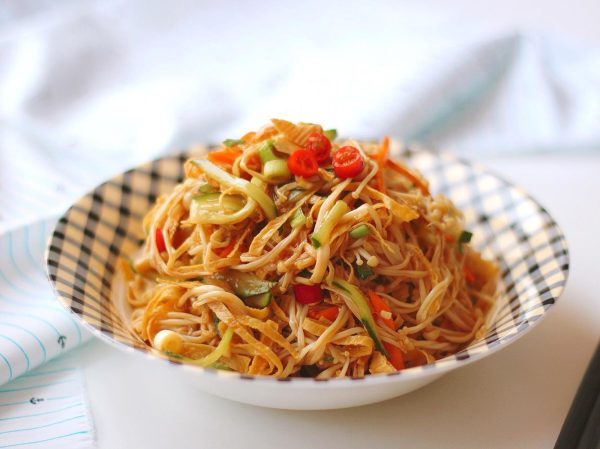 会东网美食专栏|凉拌豆腐皮金针菇、酸菜油豆腐插图 会东网美食专栏|凉拌豆腐皮金针菇、酸菜油豆腐插图