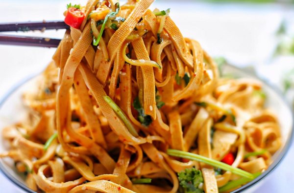 会东网美食专栏|凉拌豆腐皮金针菇、酸菜油豆腐插图2 会东网美食专栏|凉拌豆腐皮金针菇、酸菜油豆腐插图2