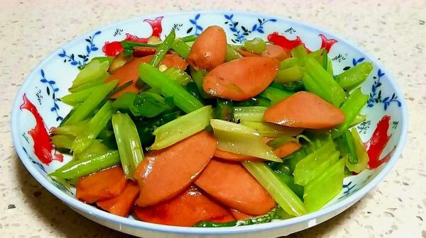 会东网：教你制作芹菜菠萝火腿和香菇凉拌鸡丝插图1