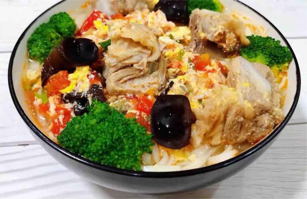 会东网美食专栏|番茄排骨面和花菜油豆腐炒鸡丁插图1